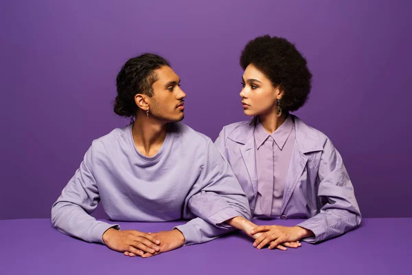 Hombre Afroamericano Mujer Joven Rizada Mirándose Aislados Púrpura — Foto de Stock
