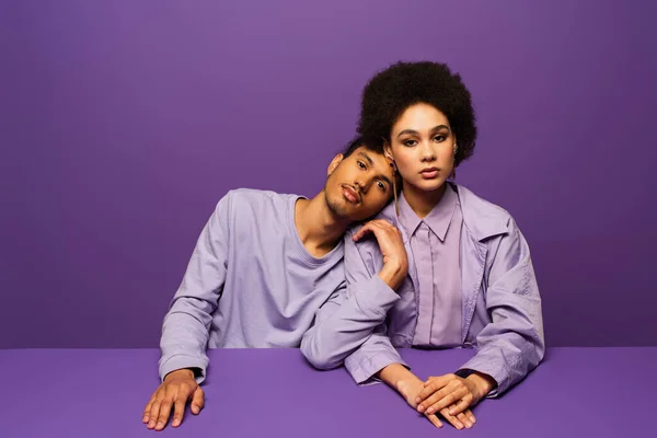 Modieuze Afrikaanse Amerikaanse Man Leunend Jonge Vrouw Geïsoleerd Paars — Stockfoto