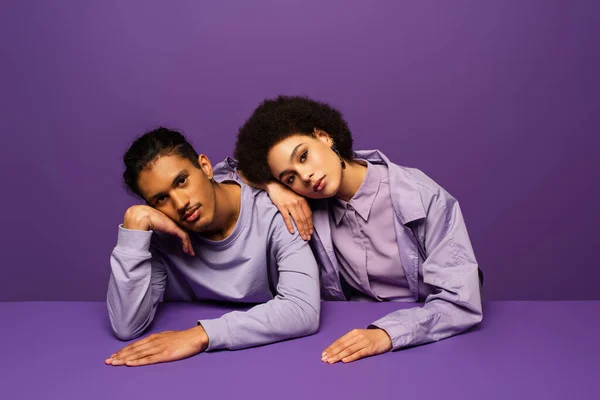 Fashionable African American Woman Leaning Man Isolated Purple — Stock Photo, Image
