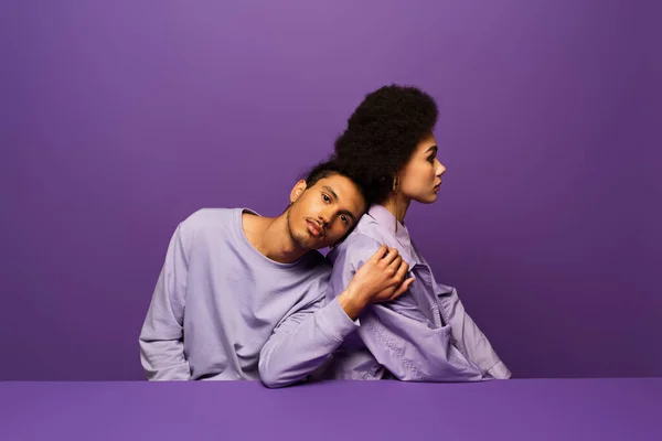 Homem Elegante Inclinando Jovem Mulher Americana Africana Isolado Roxo — Fotografia de Stock