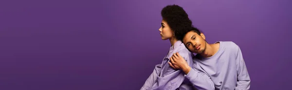 Homem Elegante Inclinando Jovem Mulher Americana Africana Isolado Roxo Bandeira — Fotografia de Stock