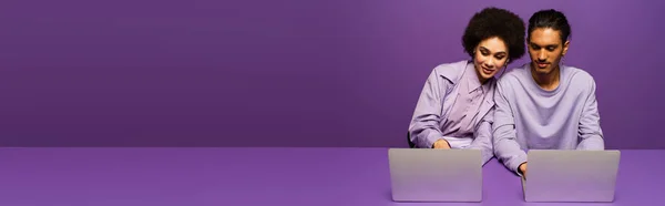 Freelancers Americanos Africanos Alegres Usando Laptops Isolados Roxo Banner — Fotografia de Stock