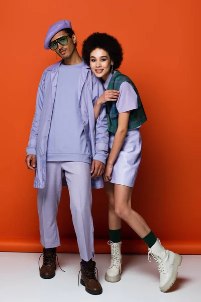 Volledige Lengte Van Trendy Afrikaans Amerikaans Paar Glimlachen Oranje — Stockfoto