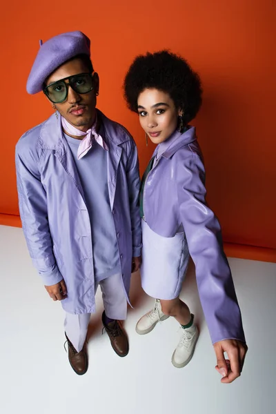 Høj Vinkel Udsigt Trendy Afrikansk Amerikansk Par Orange Hvid - Stock-foto
