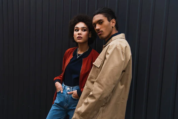 Young African American Man Looking Camera While Posing Stylish Woman — Stock Photo, Image