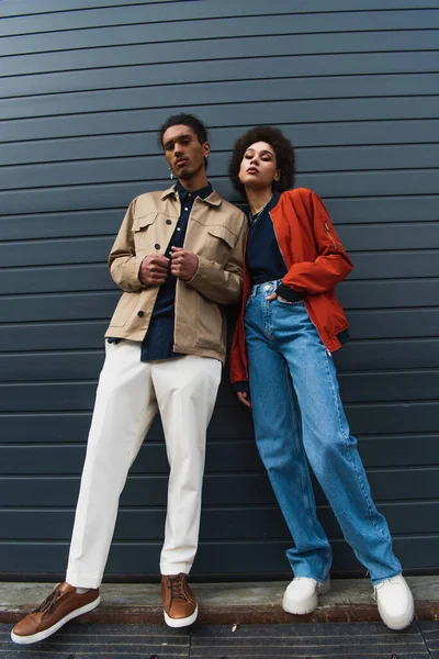 Low Angle View Young African American Man Posing Stylish Woman — Stock Photo, Image