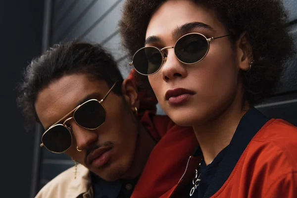 Close Young African American Man Posing Stylish Woman Sunglasses — Stock Photo, Image