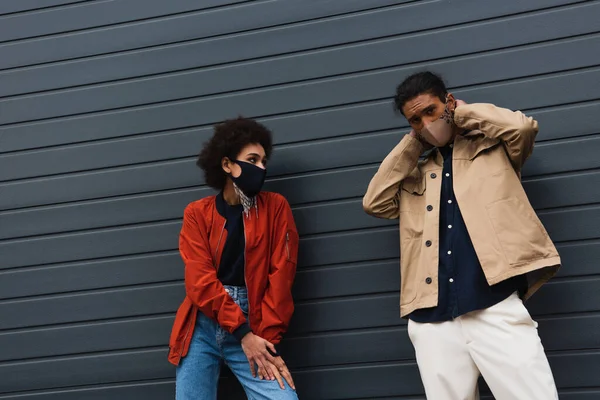 Pareja Afroamericana Joven Moda Máscaras Protectoras Posando Afuera — Foto de Stock