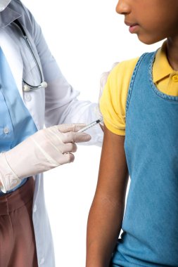 Beyazların üzerinde izole edilmiş Afrikalı Amerikalı çocuğa aşı yapan doktorun görüntüsü. 