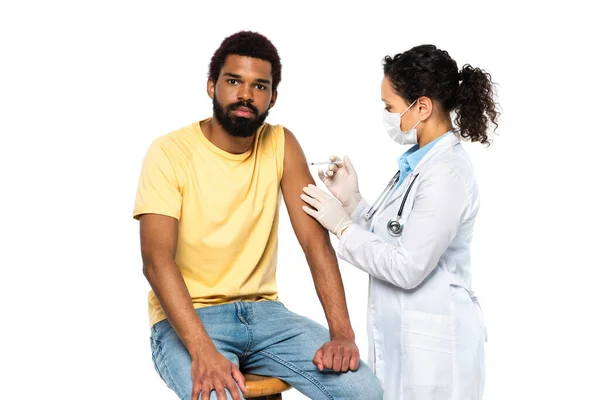 非洲裔美国医生注射白种人分离出的疫苗 — 图库照片
