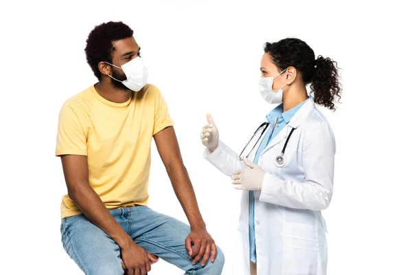 Lekarz Masce Medycznej Rozmawia Afrykańskim Pacjentem Odizolowanym Białym — Zdjęcie stockowe