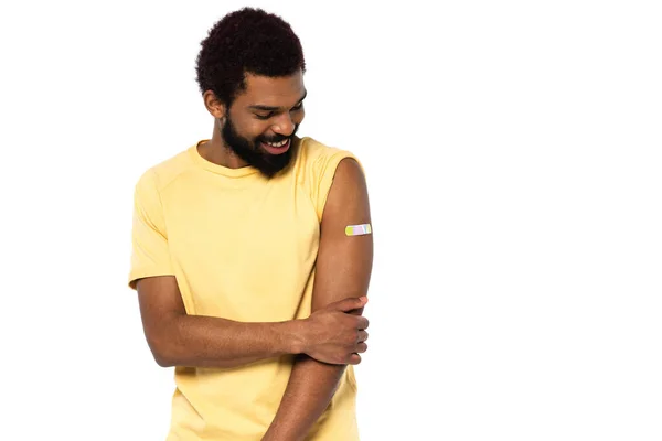 Sonriente Hombre Afroamericano Mirando Yeso Adhesivo Brazo Aislado Blanco — Foto de Stock