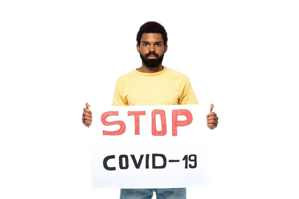 Африканский Американец Смотрит Камеру Держа Плакат Надписью Stop Covid 2019 — стоковое фото