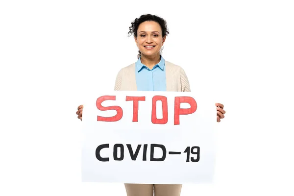 Улыбающаяся Американка Африки Держит Плакат Надписью Stop Covid 2019 Изолированной — стоковое фото