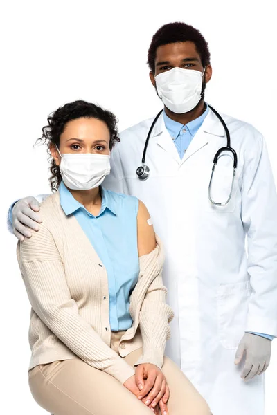 Médico Afroamericano Máscara Médica Abrazando Paciente Con Parche Adhesivo Aislado — Foto de Stock