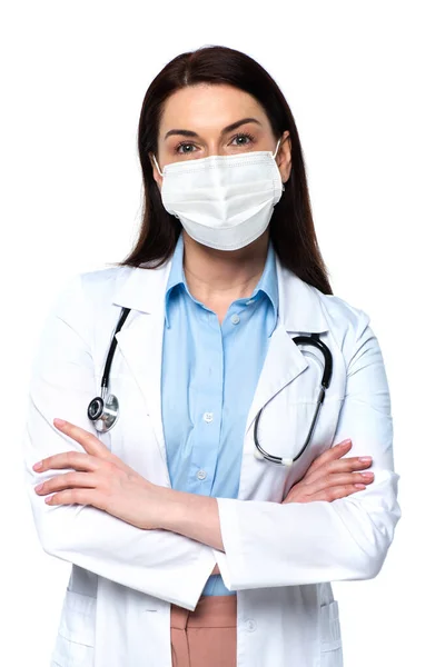 Brünette Ärztin Medizinischer Maske Sieht Kamera Isoliert Auf Weiß — Stockfoto