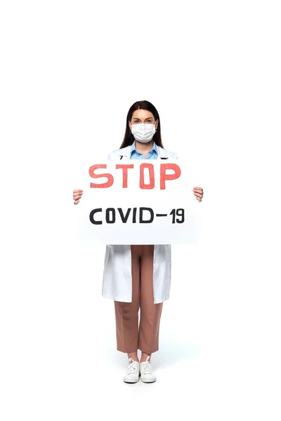 Доктор Защитной Маске Держит Плакат Надписью Stop Covid 2019 Белом — стоковое фото