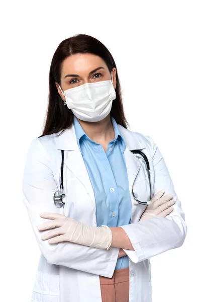 戴着乳胶手套和医疗面罩的医生站在那里 双手交叉 与白人隔离 — 图库照片
