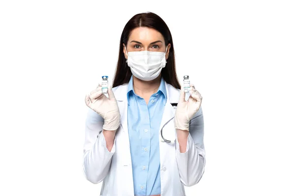 Dokter Medisch Masker Met Potjes Met Vaccin Geïsoleerd Wit — Stockfoto