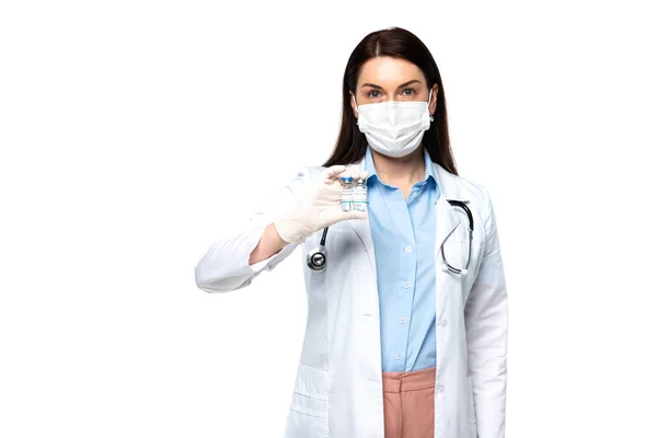 Brunette Arts Medisch Masker Met Potjes Met Vaccin Geïsoleerd Wit — Stockfoto