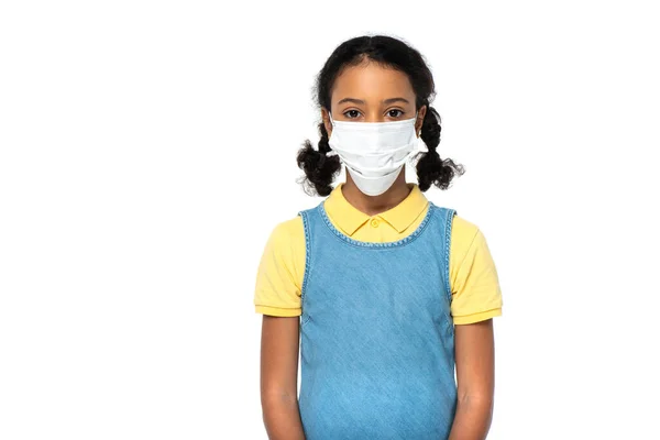 Afrykański Amerykański Dzieciak Masce Medycznej Patrząc Aparat Odizolowany Białym — Zdjęcie stockowe
