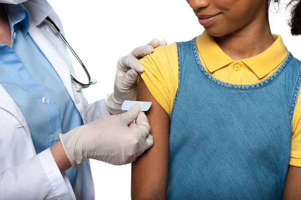 Vista Recortada Del Médico Aplicando Yeso Adhesivo Brazo Niño Afroamericano —  Fotos de Stock