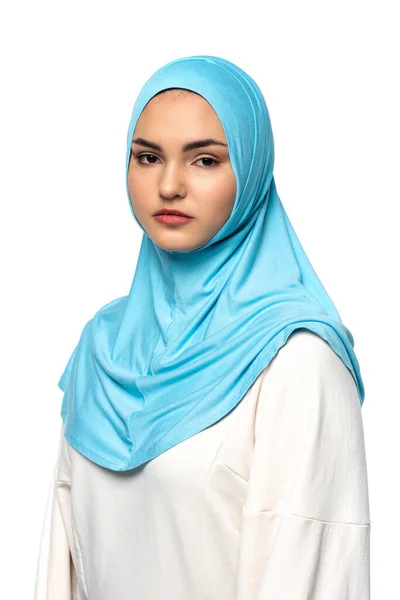 Mulher Muçulmana Hijab Olhando Para Câmera Isolada Branco — Fotografia de Stock