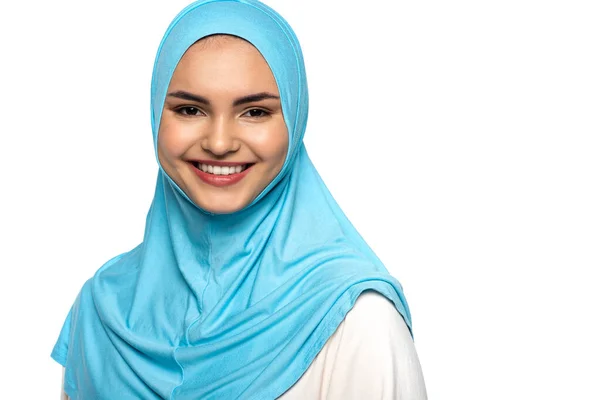 Moslim Vrouw Hijab Glimlachen Camera Geïsoleerd Wit — Stockfoto