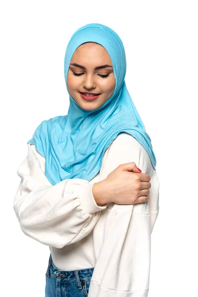 Χαμογελαστή Μουσουλμάνα Γυναίκα Χιτζάμπ Απομονωμένη Στα Λευκά — Φωτογραφία Αρχείου