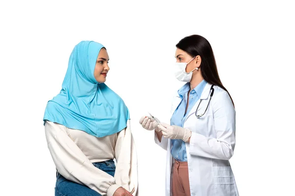 Лікар Медичній Масці Тримає Шприц Біля Мусульманського Пацієнта Ізольовано Білому — стокове фото