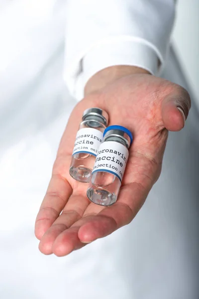 从白色分离的模糊医生手中拿着带有头孢病毒疫苗的罐子的剪影 — 图库照片