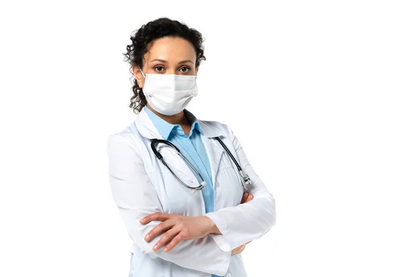 Afrikanisch Amerikanischer Arzt Medizinischer Maske Blickt Isoliert Auf Weißem Hintergrund — Stockfoto