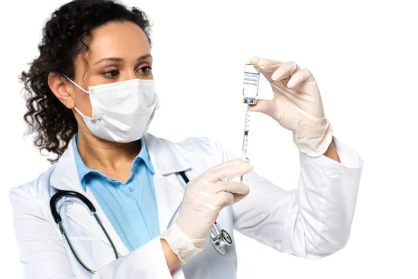 Médico Afroamericano Máscara Médica Recogiendo Vacuna Contra Coronavirus Jeringa Aislada — Foto de Stock
