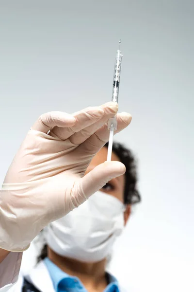 Visão Baixo Ângulo Seringa Com Vacina Mão Médico Afro Americano — Fotografia de Stock