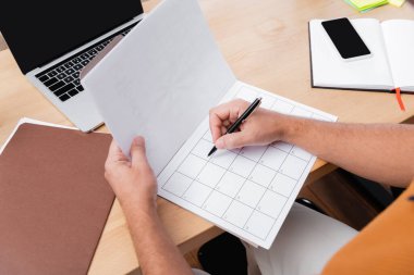 Serbest çalışanın evde çalışırken günlük planlamacıda yazdığı kısmi görünüm