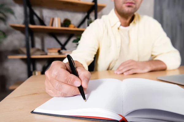 Ausgeschnittene Ansicht Von Freiberuflern Die Notizbuch Auf Verschwommenem Hintergrund Schreiben — Stockfoto