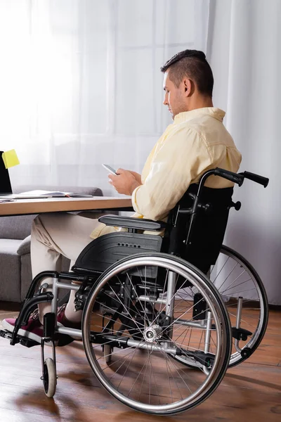 Behinderter Mann Rollstuhl Sendet Während Der Arbeit Hause Nachrichten Auf — Stockfoto