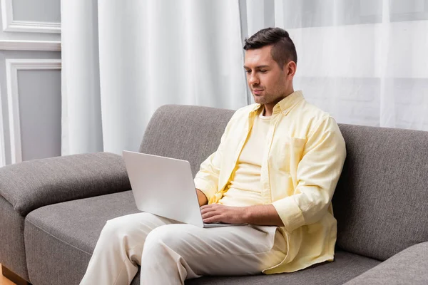 Young Freelancer Casual Clothes Sitting Couch Laptop — Stock Photo, Image