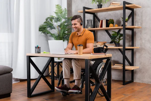 Leende Handikappad Man Som Arbetar Headset Nära Laptop Hemmakontoret — Stockfoto