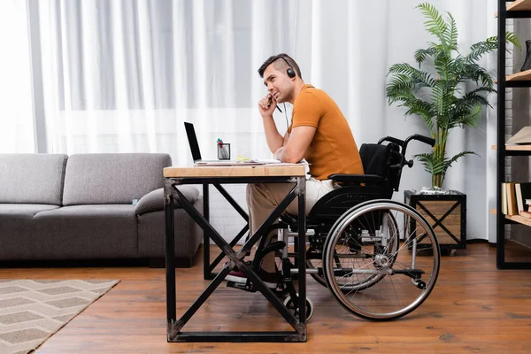 Uomo Disabile Auricolare Che Lavora Vicino Laptop Casa — Foto Stock