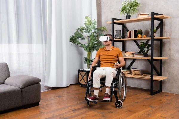 Jeune Homme Handicapé Tenant Téléphone Portable Tout Jouant Dans Casque — Photo