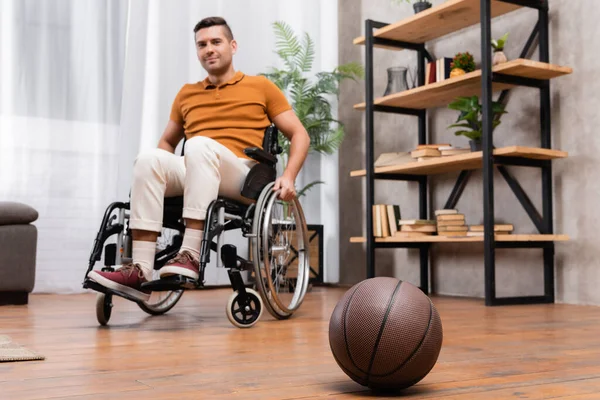 Enfoque Selectivo Baloncesto Cerca Hombre Discapacitado Joven Sentado Silla Ruedas — Foto de Stock