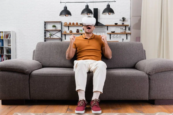 Homem Animado Gritando Mostrando Gesto Vitória Enquanto Joga Fone Ouvido — Fotografia de Stock