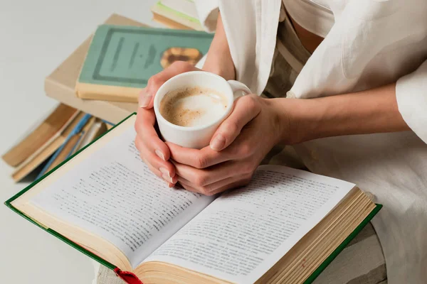 Vista Recortada Mujer Con Libro Sosteniendo Taza Café Aislado Blanco — Foto de Stock