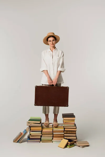 Full Length Young Woman Straw Hat Holding Suitcase While Standing — Stock Photo, Image