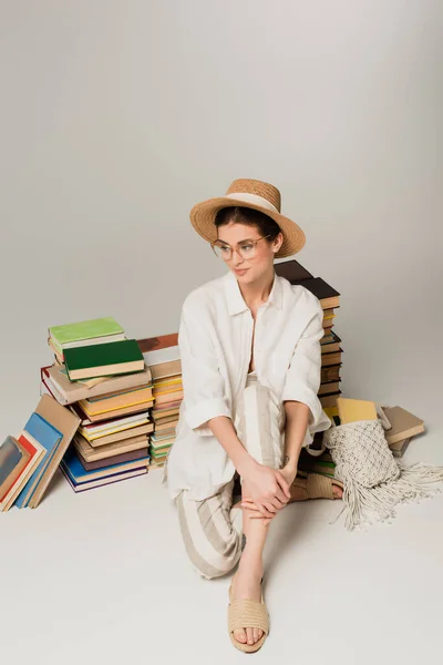 Mujer Joven Sombrero Paja Vasos Sentados Cerca Pila Libros Blanco — Foto de Stock