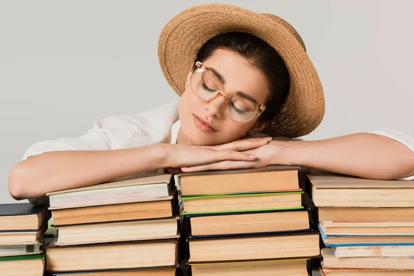 Jovem Mulher Chapéu Palha Óculos Apoiados Pilha Livros Isolados Branco — Fotografia de Stock