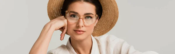 Mujer Joven Sombrero Paja Gafas Aisladas Blanco Bandera — Foto de Stock