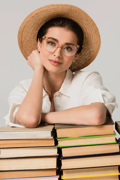 Молодая Женщина Шляпе Очках Опираясь Кучу Книг Изолированы Белом — стоковое фото