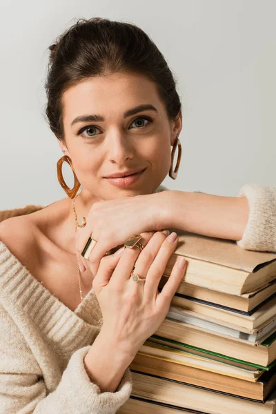 Sorrindo Jovem Mulher Brincos Apoiando Pilha Livros Isolados Branco — Fotografia de Stock